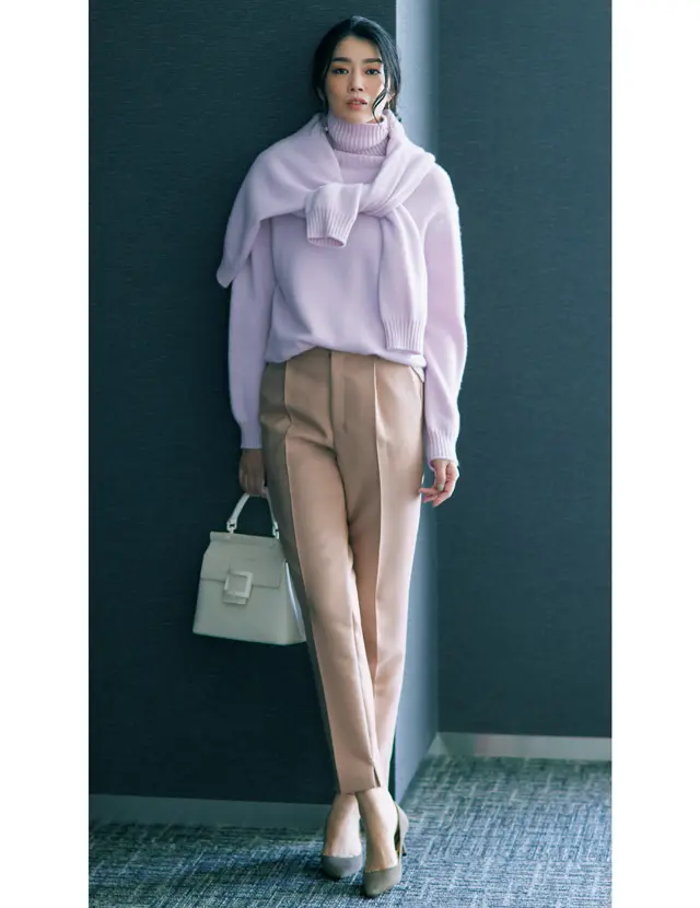 腰高に見えるきりっとしたパンツには同色系の甘めトップスで華やかさをプラス