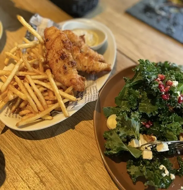 特製フィッシュ＆チップス　ケールサラダ