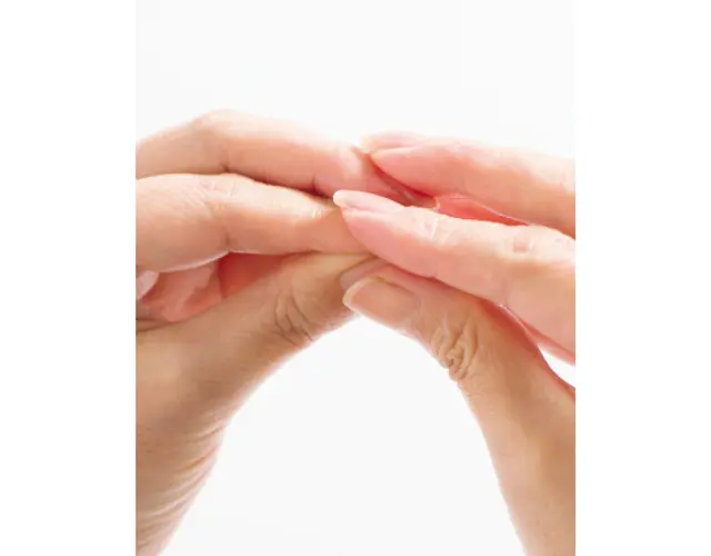 指先を優しくマッサージする
