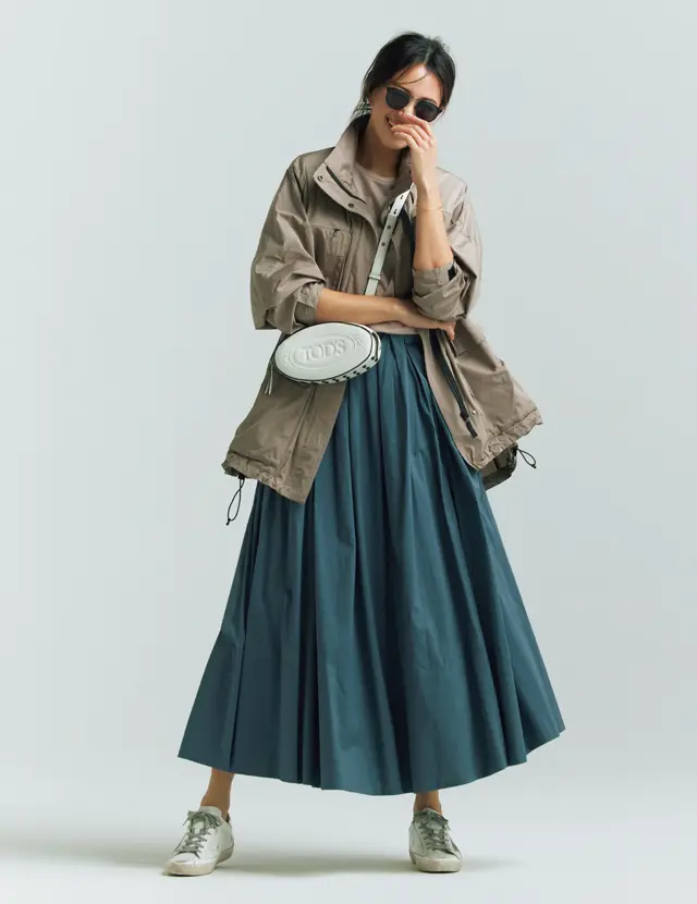 白のクロスボディバッグをプラス