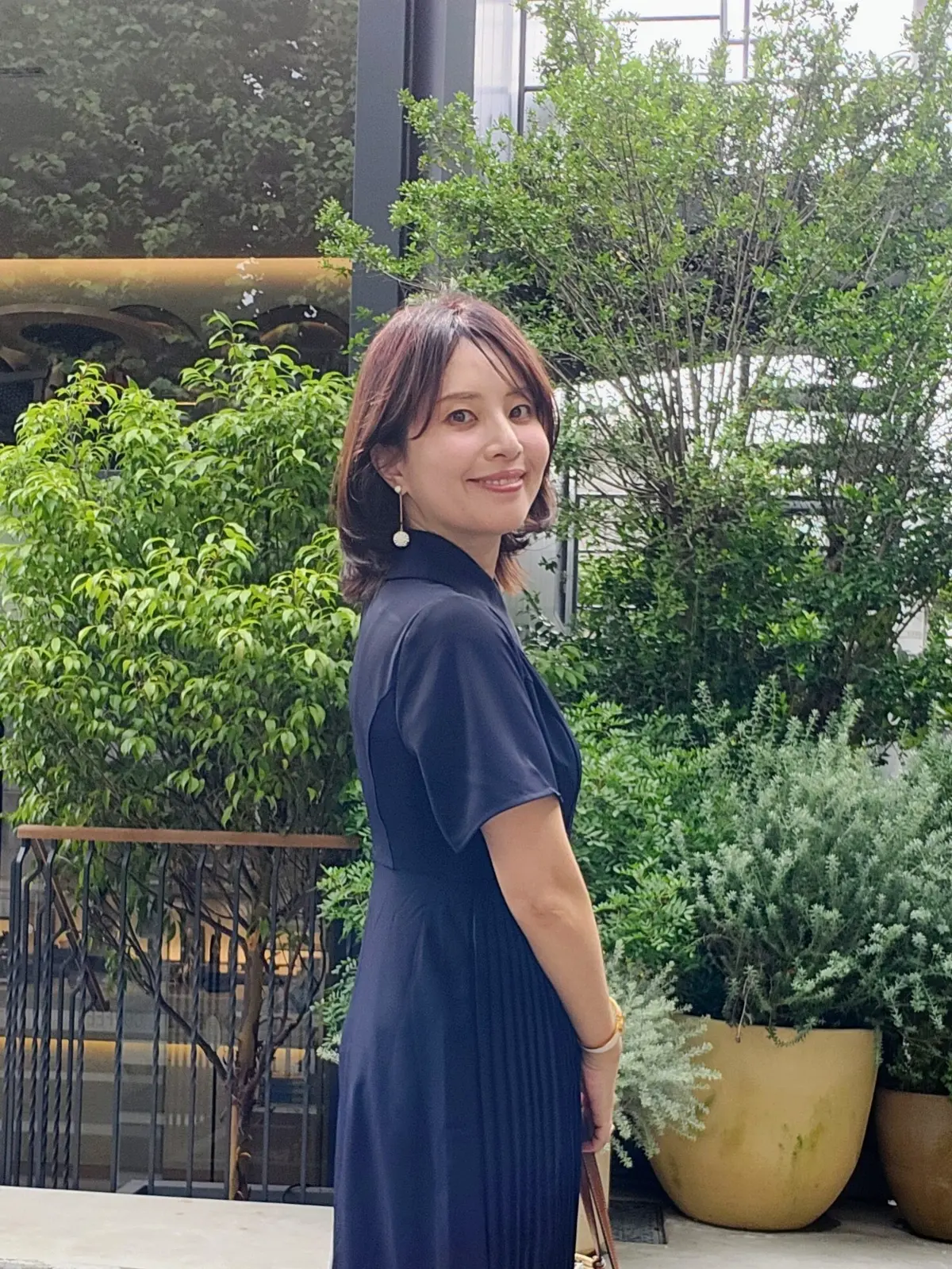 表参道カフェ、ロシフェルコーヒー、モカケーキ、ラテアート、40代ファッション、ネイビースタイル、L'OFFICIEL COFFEE