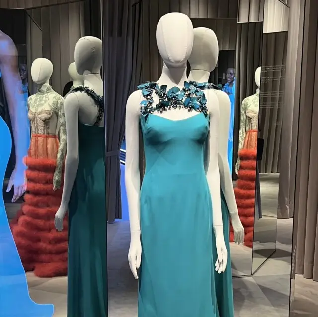 グッチ銀座ギャラリー　「Gucci　Visions」　アイコン　フラワー　フローラ　ドレス　