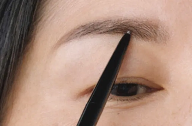 松ヶ崎由紀子さん（エクラ 華組）の美眉メソッド　あごを上げてすき間を ペンシルで補整