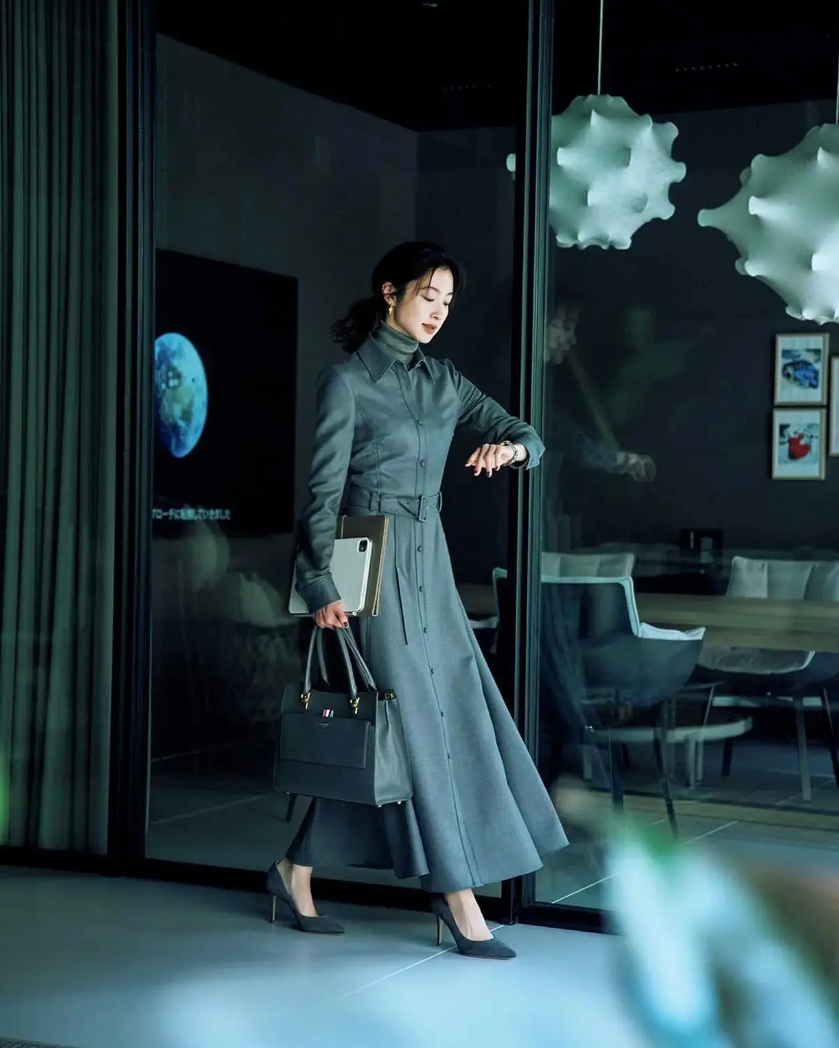 スケジュールに追われる一日。何げない振る舞いも凛として見える仕立てのいいワンピースが味方に