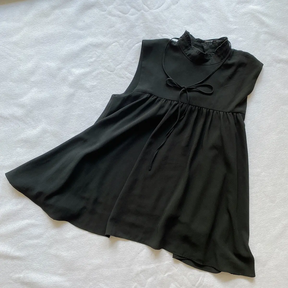 カラーワイドパンツに黒を効かせての画像_3