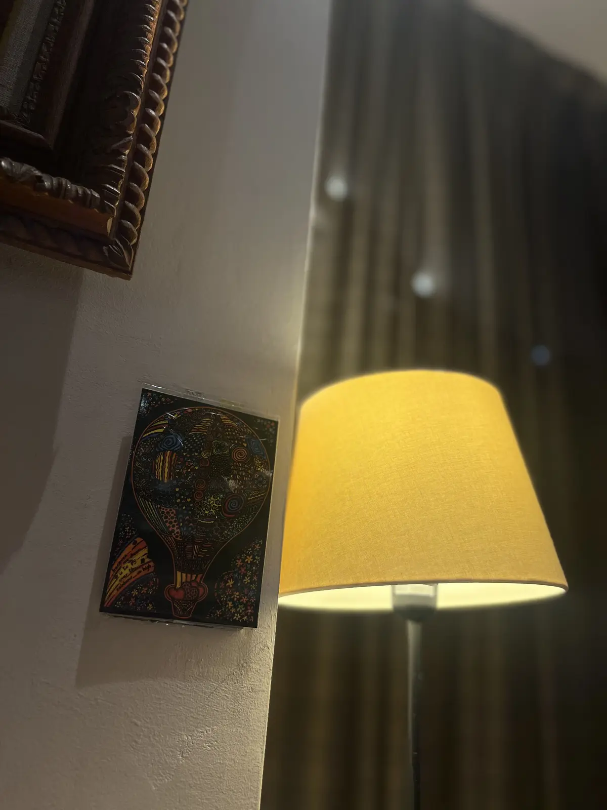 マンゴーカラーのワンピースを着てフルーツの画像_12