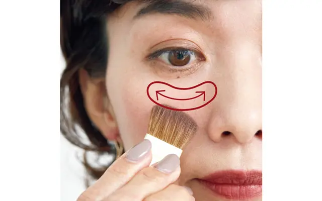 影色チークで頰のハリ感をさらに強調