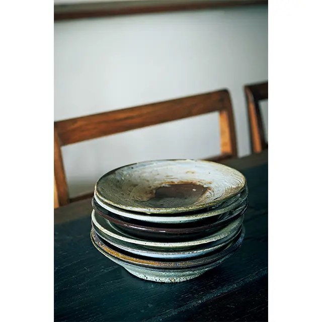 使える六寸皿は何枚でも。 「重ねて見せる」収納も