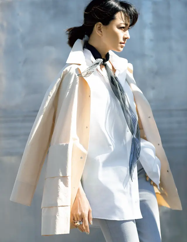 菱形スカーフを長く垂らして白シャツをよりモダンに