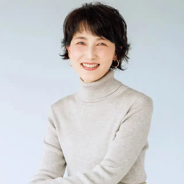 【50代髪型・ヘアスタイル】くせ毛を活かしたパーマで魅力度アップの“こなれショート”