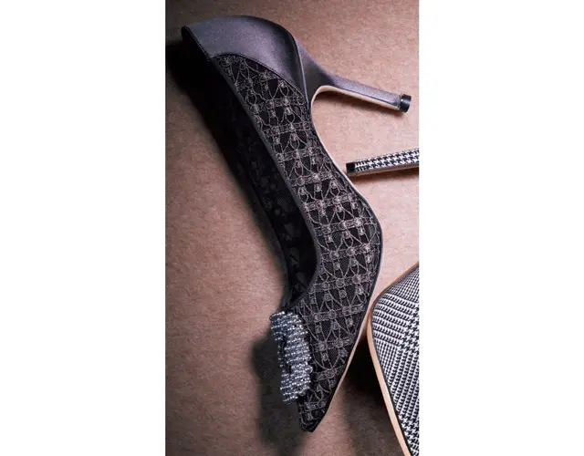 かかとからヒールにかけてのサテン地と、パールのビジューがラグジュアリー感をアップ。 （9）￥209,000／ブルーベル・ジャパン（マノロ ブラニク）