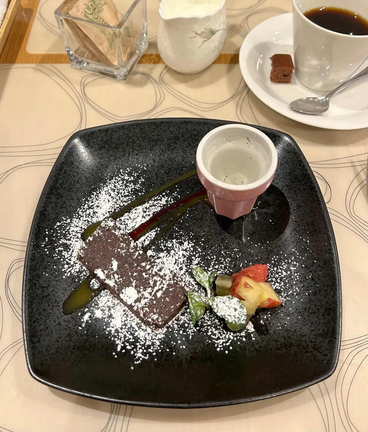 デザートのチョコレートテリーヌとミントゼリー