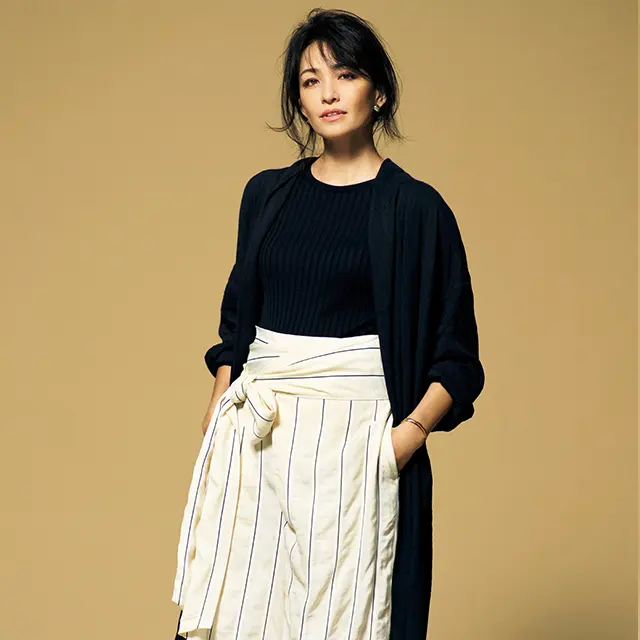 村山佳世子　ガウンコート、ニット黒