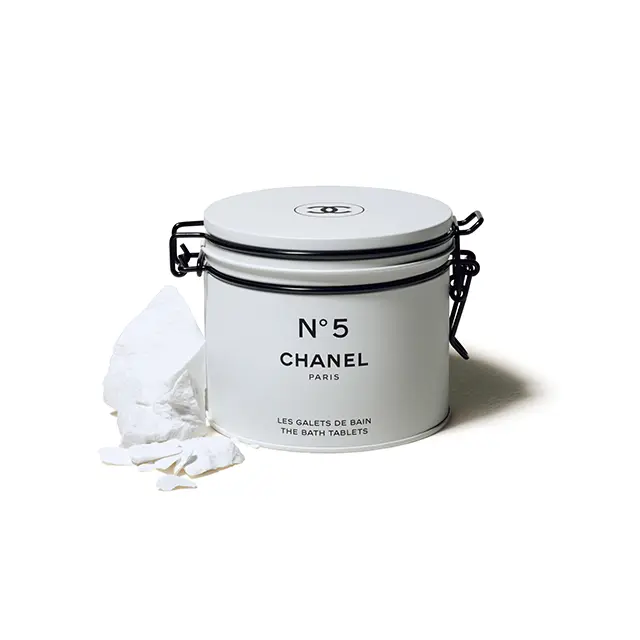 密封型のキャニスターには、タブレット状の入浴剤。 