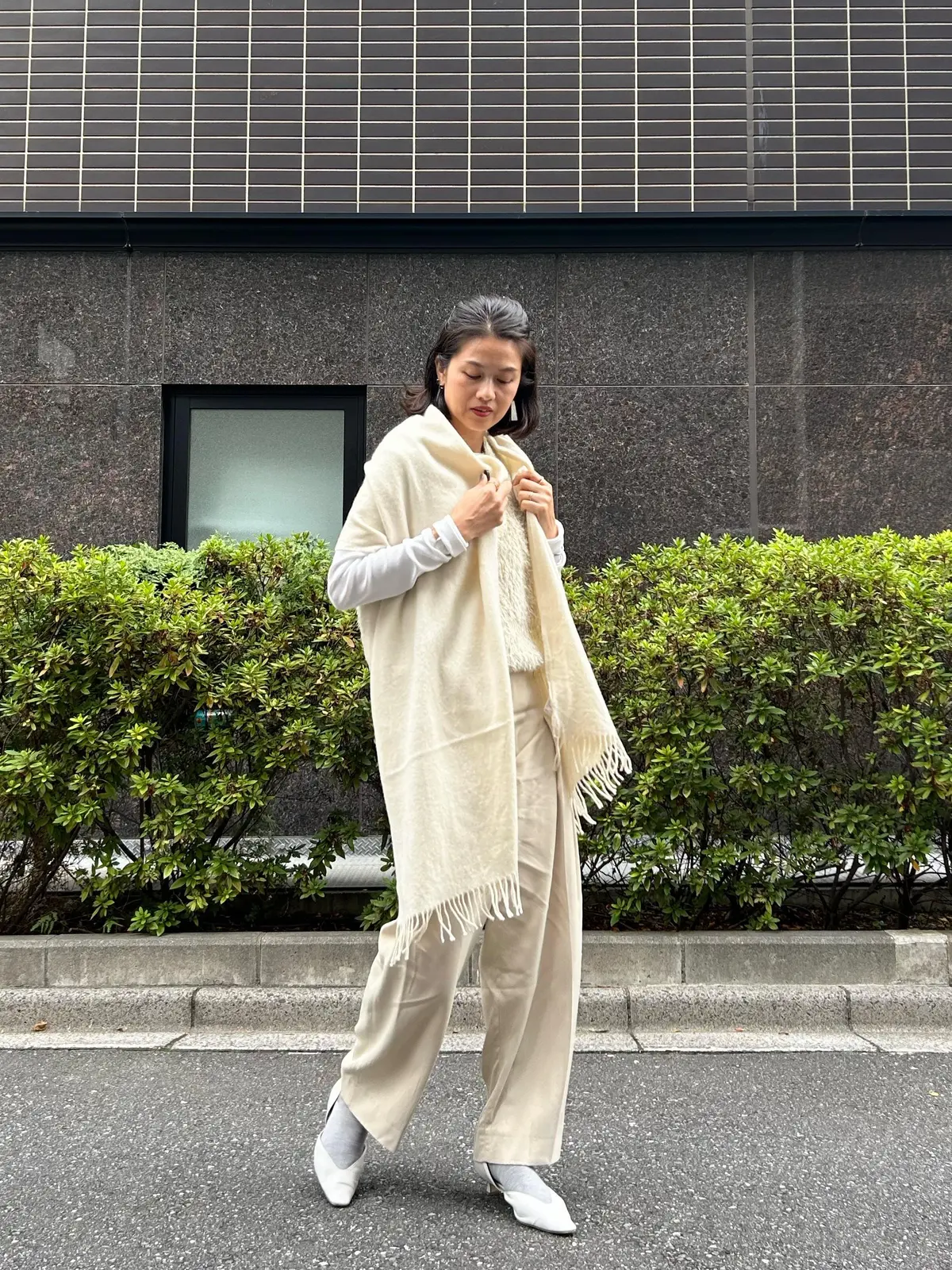 ホワイトコーデ　大人カジュアル　ジレ　ラメニット