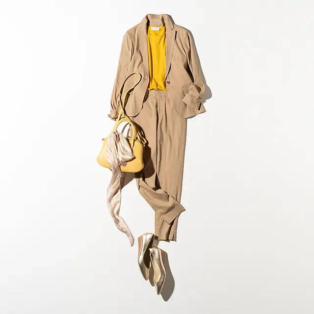 ベージュ×イエロー。色を効かせてセットアップを軽快に