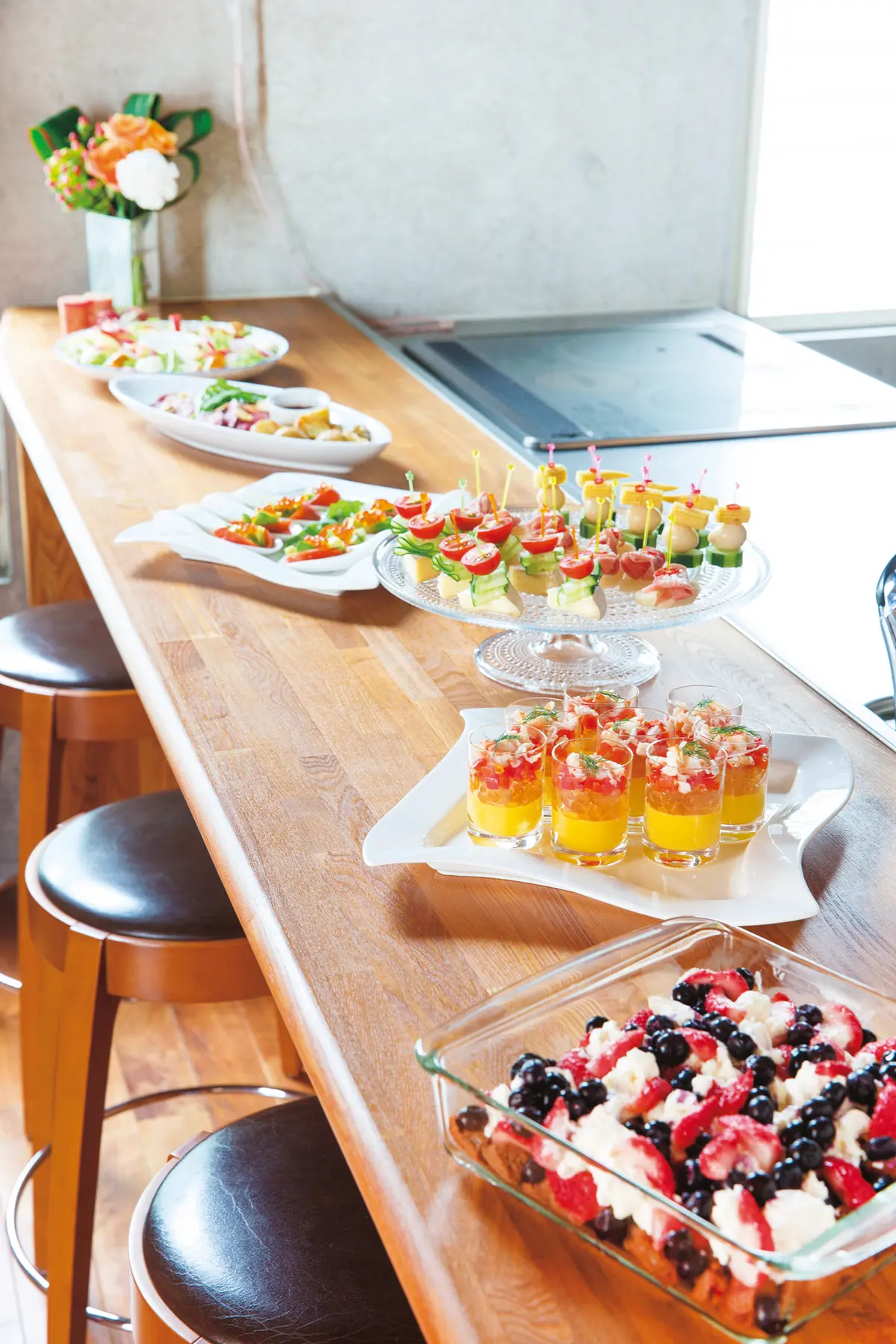 ホームパーティに集うのは10人。リビングの画像_3