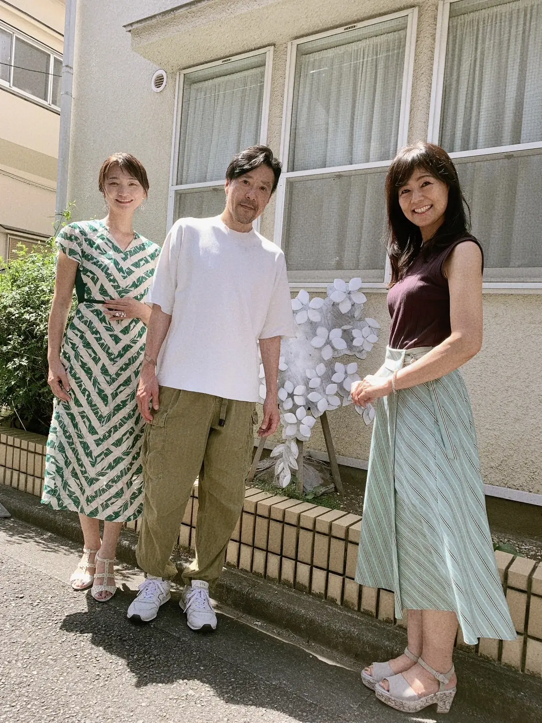 外観、グリーン、ミントグリーン、スカート、ロングスカート、ストライプ、焦茶、こげ茶、ノースリーブ、ロングヘア、夏服、夏服コーデ、ミントコーデ、秋、秋服、残暑、秋服コーデ、秋ファッション、夏ファッション、スカートコーデ、ロングスカートコーデ、ワンピース、セタイチロウ、記念写真、アトリエ、目印、オブジェ、メンズカジュアル、チノパン、白、Tシャツ、白Tシャツ、白スニーカー、スニーカー、サンダル、グレー、グレーサンダル、白、白サンダル、バングル、シルバー、ブレスレット