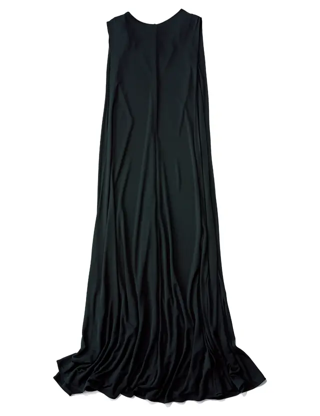 ジュエリーがきわだつ 黒のドレスがベース