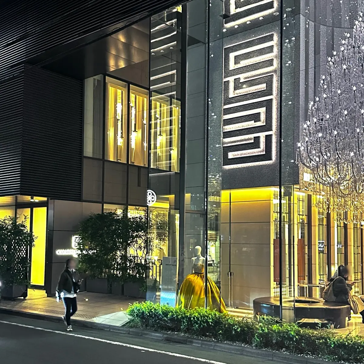 白コーデで「ソワレ・ドゥ・エクラ」への画像_1