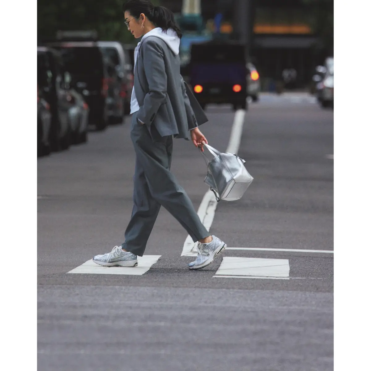 グレーのジャケットとパンツのセットアップに白フーディを合わせたコーデ　モデル・ゆうき