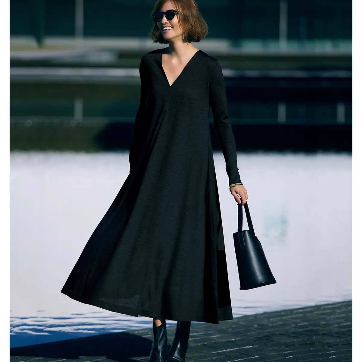 黒のVネックワンピースと黒小物のコーデ　モデル・RINA