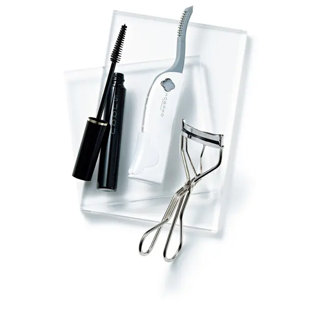 （右から）資生堂のアイラッシュカーラーN 213、貝印のKOBAKO ホットアイラッシュカーラー、SUQQUのアイラッシュ マスカラ 01