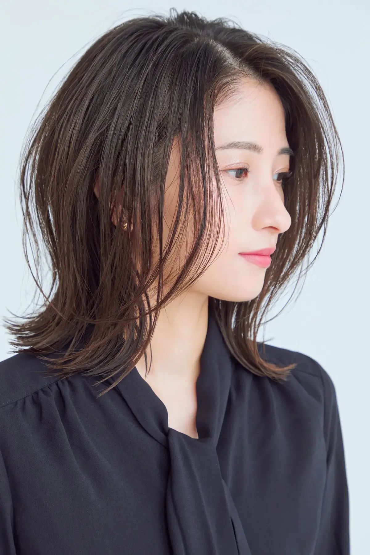 大人の抜け感と華やかさを両立する、立体感ミディアムヘア【50代髪型・ヘアスタイル】