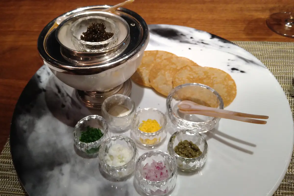 フレッシュキャビアとブリニ