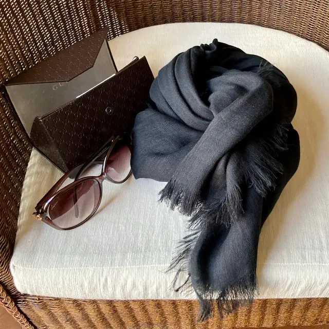 アソースメレの黒のストールとGUCCIのサングラス