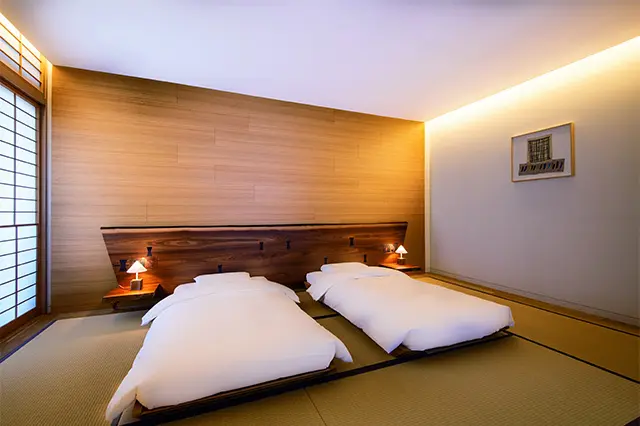 ベッドルームが畳素材敷きで、イワタ製のオリジナル布団を備えるスイートも。ベッドと布団の中間くらいの、心地よい寝心地。