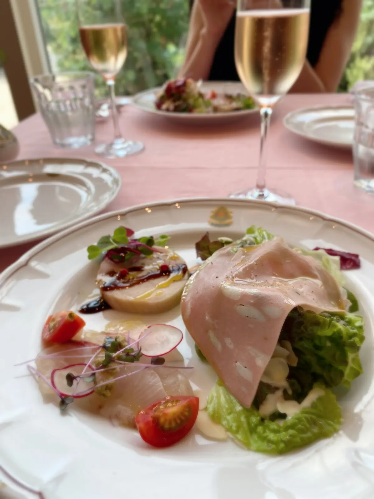 La Terrazza SABATINIのランチコース前菜。モルタデッラハムとカルパッチョ、ムース仕立ての前菜が彩りよく並ぶ