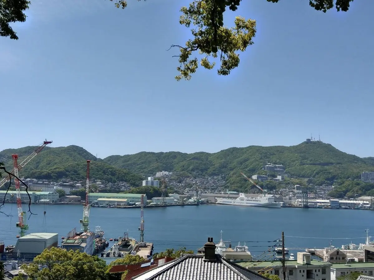 映画やドラマ、CMの撮影に何度も使われている「どんどん坂」を下りました。グラバー園へと続く道から眺める景色にも感激！