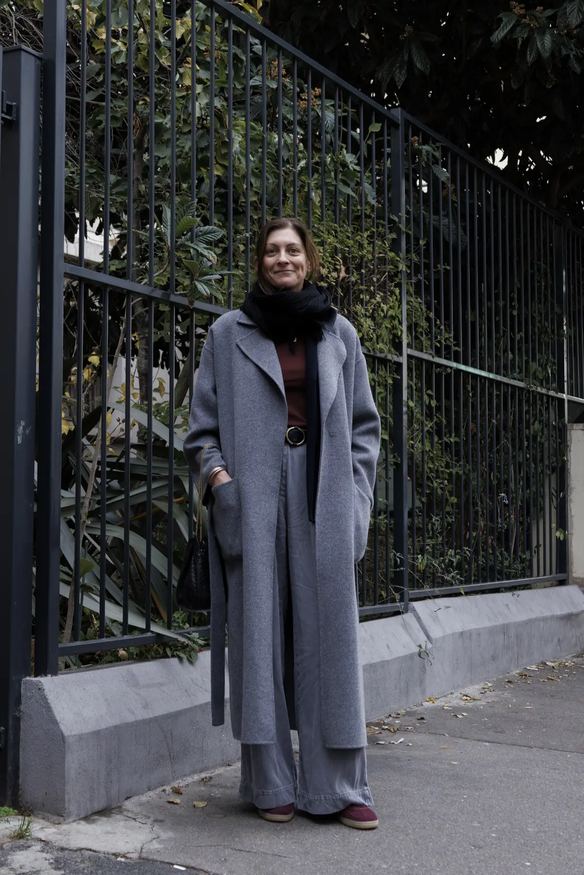 ファッションスナップ　Majeのロングコート　グレー　パンツ