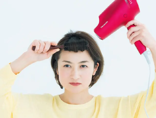 ロールブラシでクセをのばしてふんわりとセットする