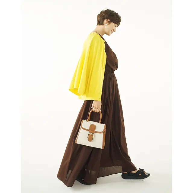 ベーシックな装いにこそ効く鮮烈なカナリアンイエロー