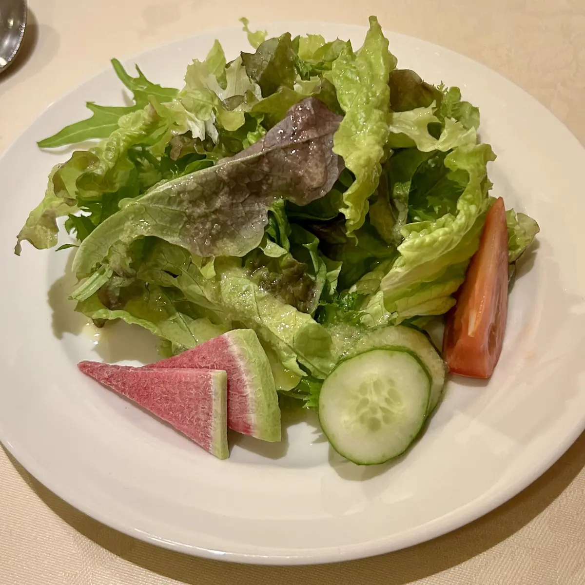 酸味の効いたドレッシングが美味しいサラダ