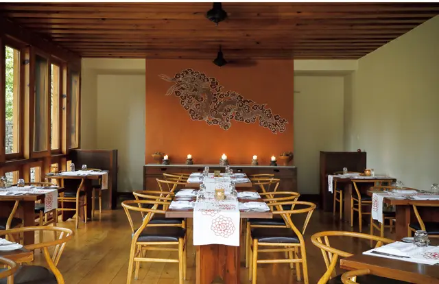 ダイニング名の「ブカリ」は、伝統的な薪ストーブから名づけられた