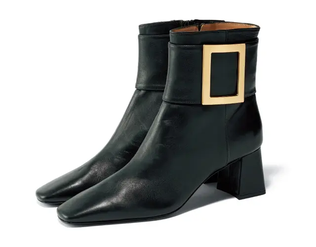 【Fabio Rusconi（ファビオ ルスコーニ）】ビッグバックルが遠目にも華やか。細身&スクエアトゥの旬デザイン