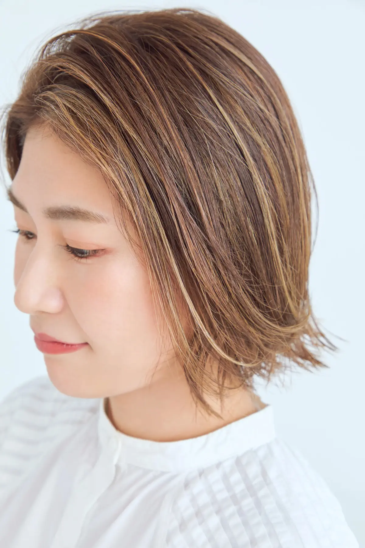 ハイライトでの白髪ぼかしは、ぺたっと見えやすいストレートボブに立体感をプラスできるのも魅力。