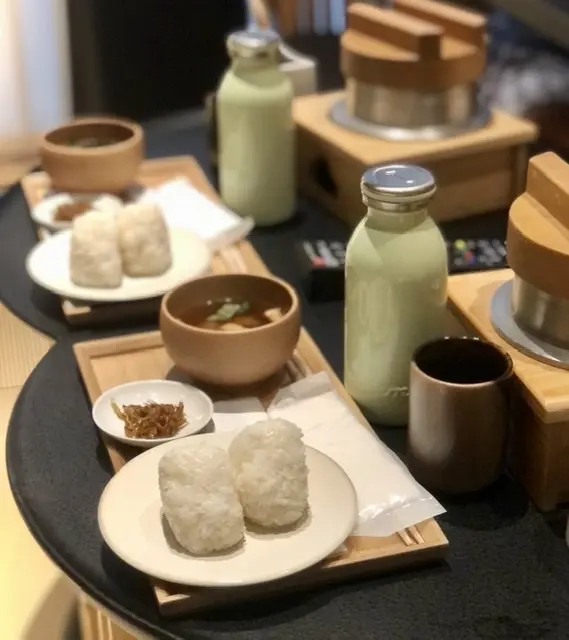 おにぎり　味噌汁