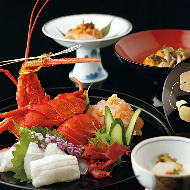 玄界灘のアワビや伊勢エビ、佐賀牛など、地元産の山海の幸を盛り込んだ「貴賓懐石」