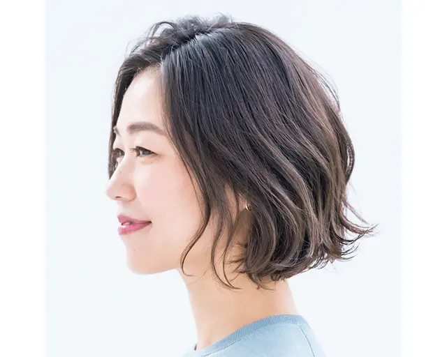 パーマで動きをつけたボブのサイド