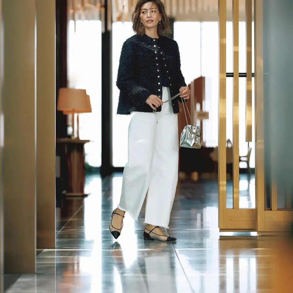 エレガントなツイードジャケットはラフな白デニムでこなれる。最低気温16℃｜10/18(水)【50代の毎日コーデ】