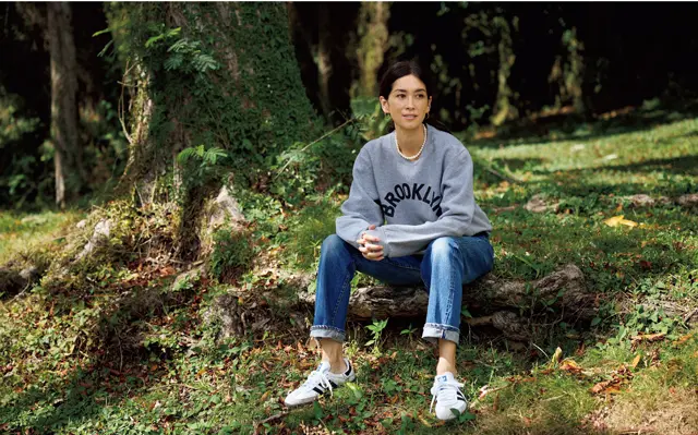 一本のパールと華奢なゴールドがデニムをシックに変えてくれる