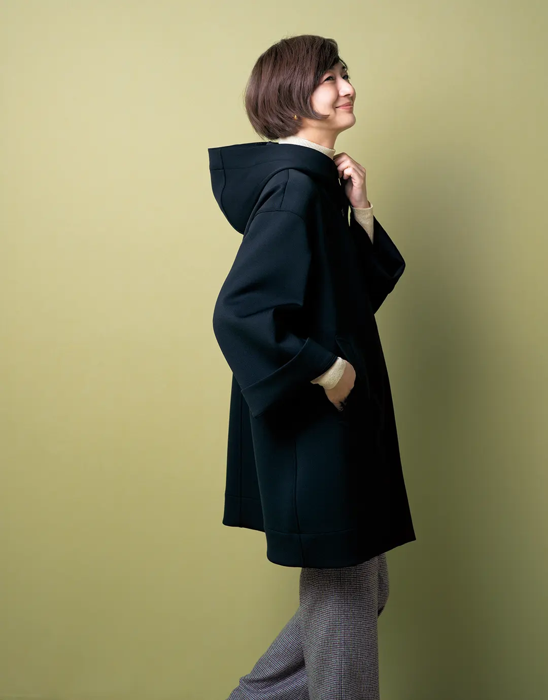 広がる袖からニットをちらり。たちまちフェミニンなバランスに