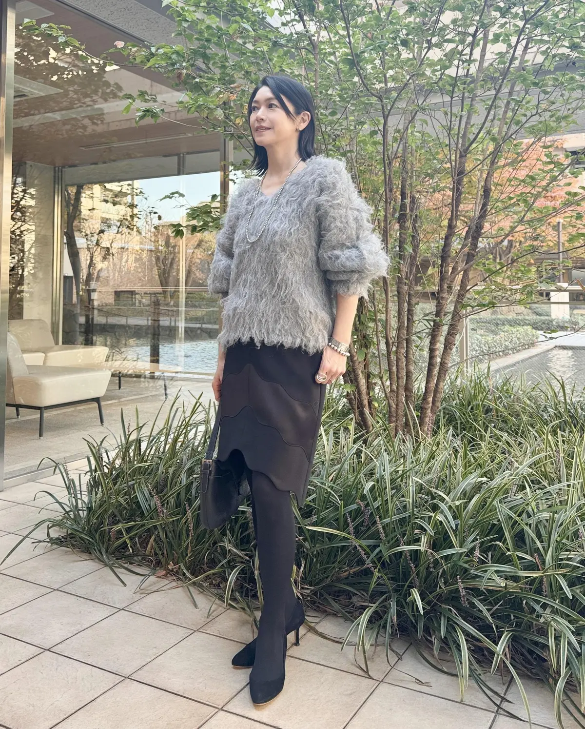 エクラ 華組　根村麻里さん　黒スカートコーデ　全身コーデ