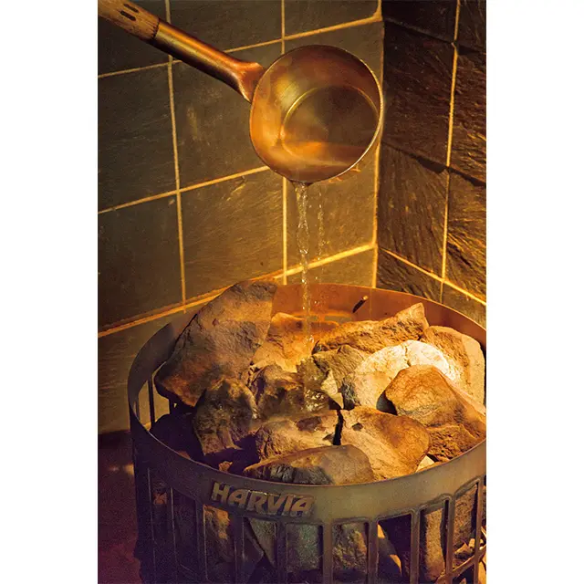 緑茶をかけると 熱い蒸気が！ 温度が上が り香ばしい香りが広がる　