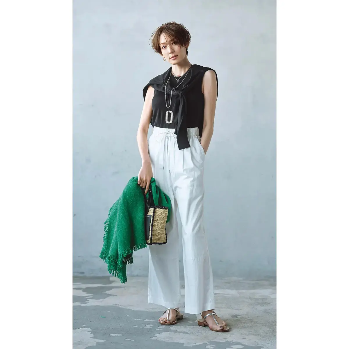 モノトーンコーデに夏小物を添えて、今っぽいしゃれ感をプラス！