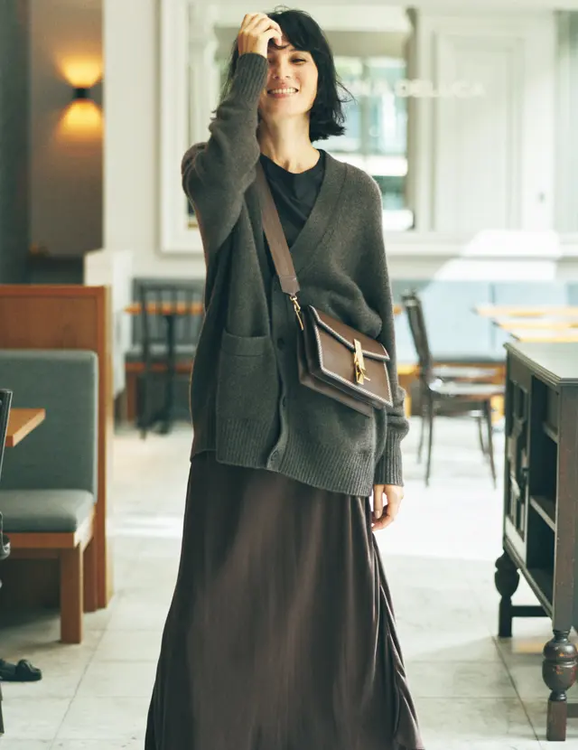 大人の斜めがけバッグは短めショルダーがポイント